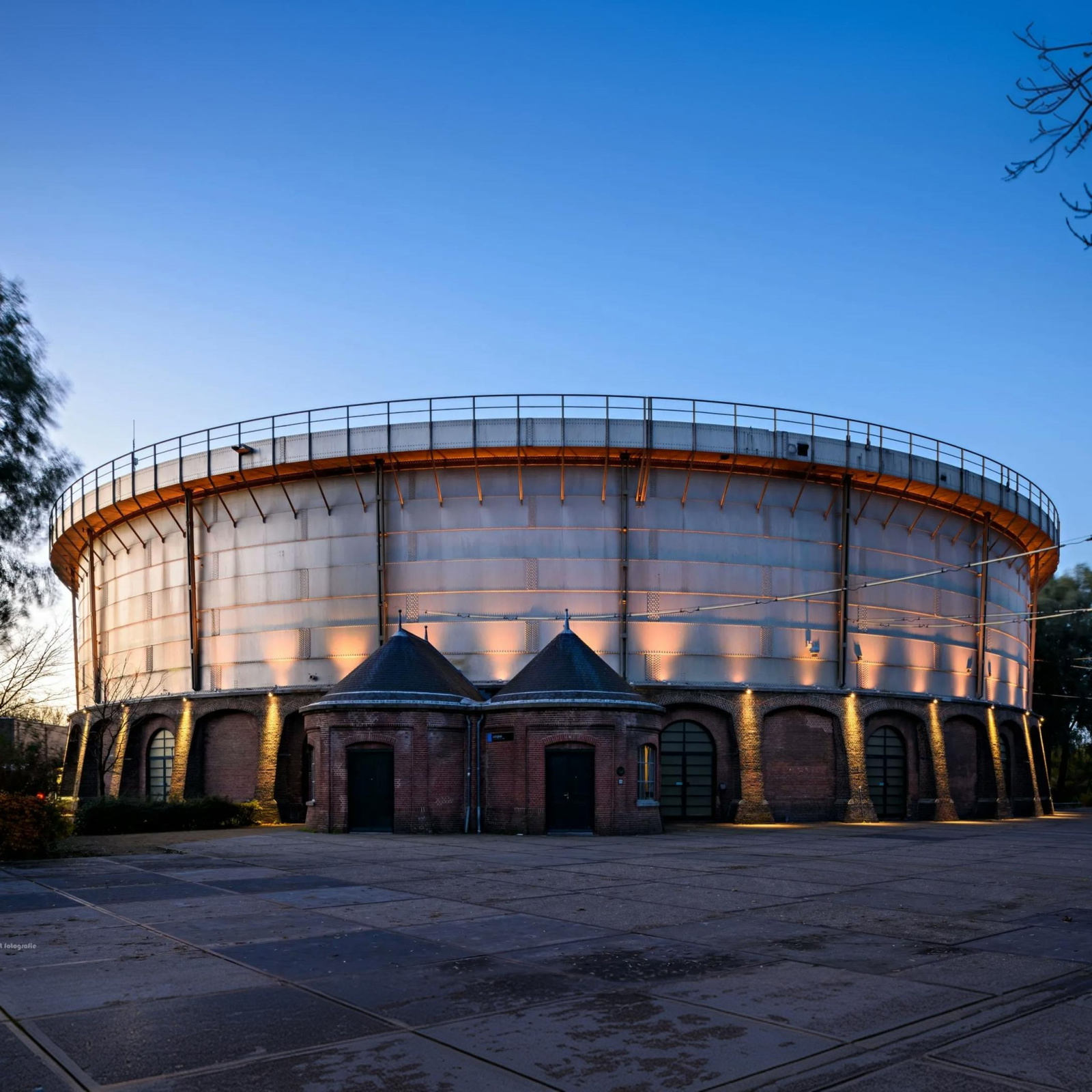 1771419210-gashouder-building