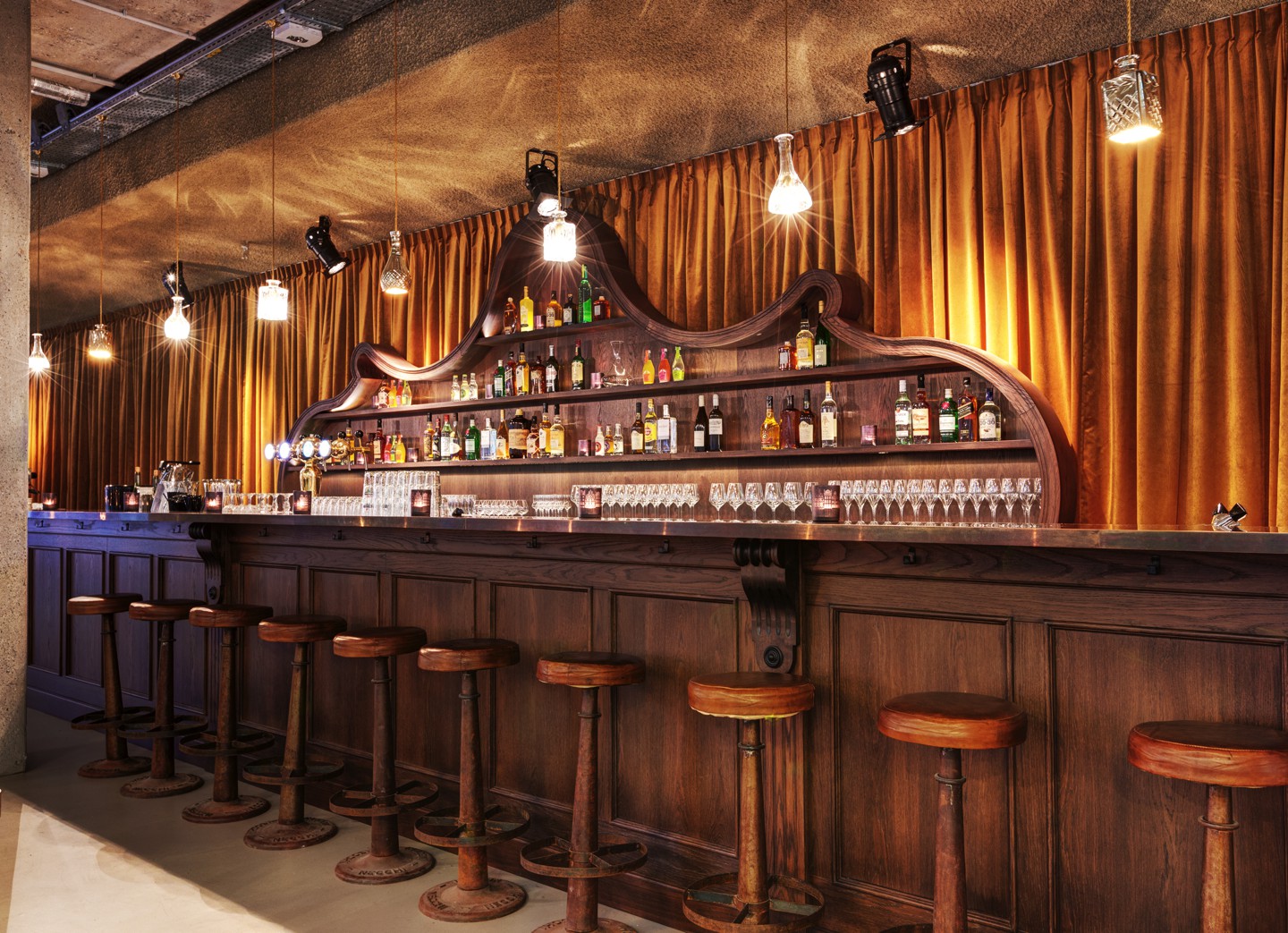 V lobby bar hr