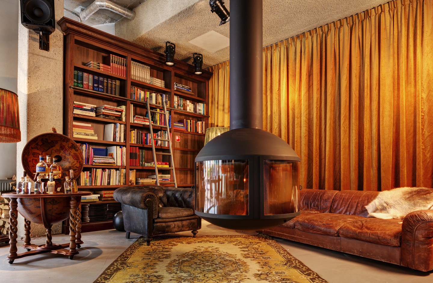 V lobby fireplace hr