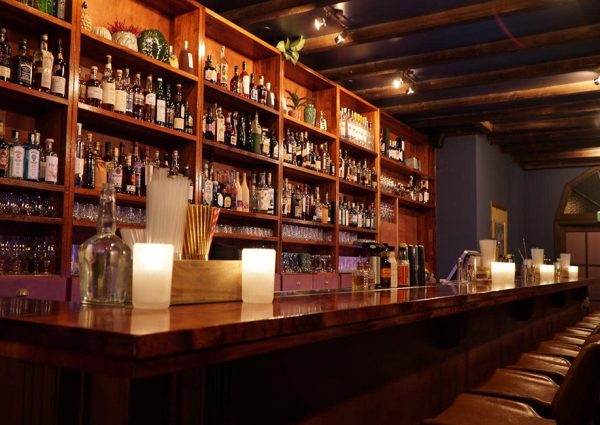 Cocktails en live muziek bij The Jitterbug Saloon