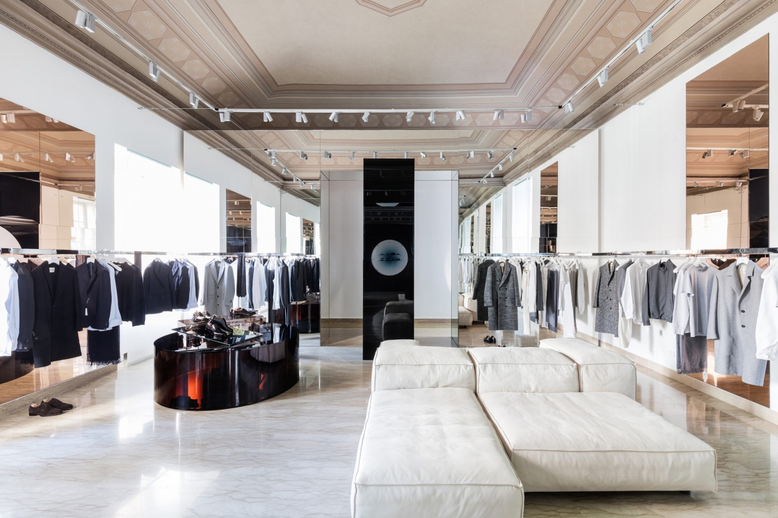 SALLEPRIVEE_SABINEMARCELIS_H8_10-2000x1333-1