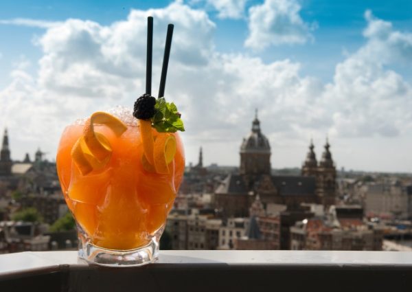 De beste rooftop bars van Amsterdam: drinken op niveau