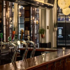 Koepelcafé heropent: bruine bar met frisse wind