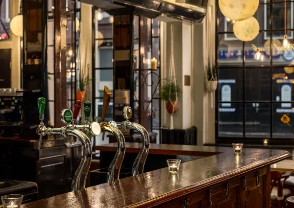 Koepelcafé heropent: bruine bar met frisse wind