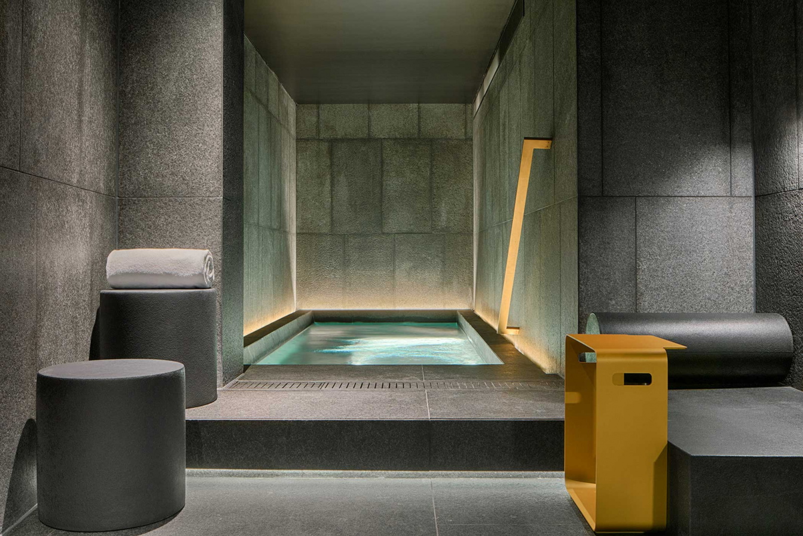 AWAY_Spa_W_Amsterdam2