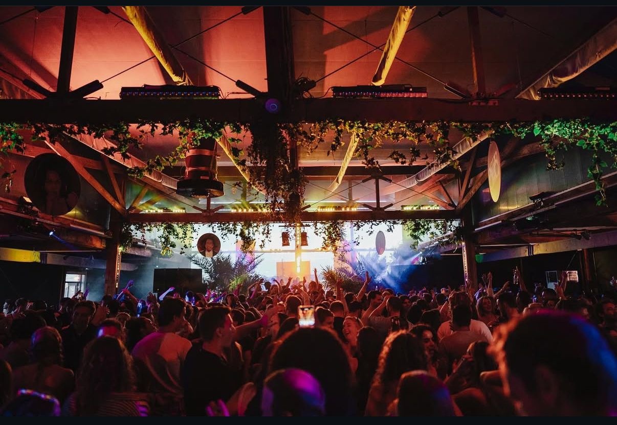 IJland: feesten aan het IJ met uitzicht op de skyline
