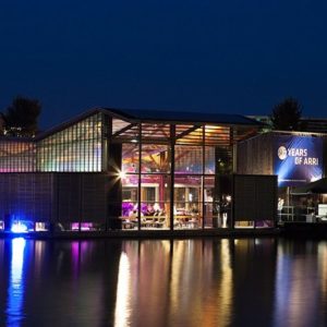 IJland: feesten aan het IJ met uitzicht op de skyline