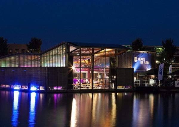 IJland: feesten aan het IJ met uitzicht op de skyline