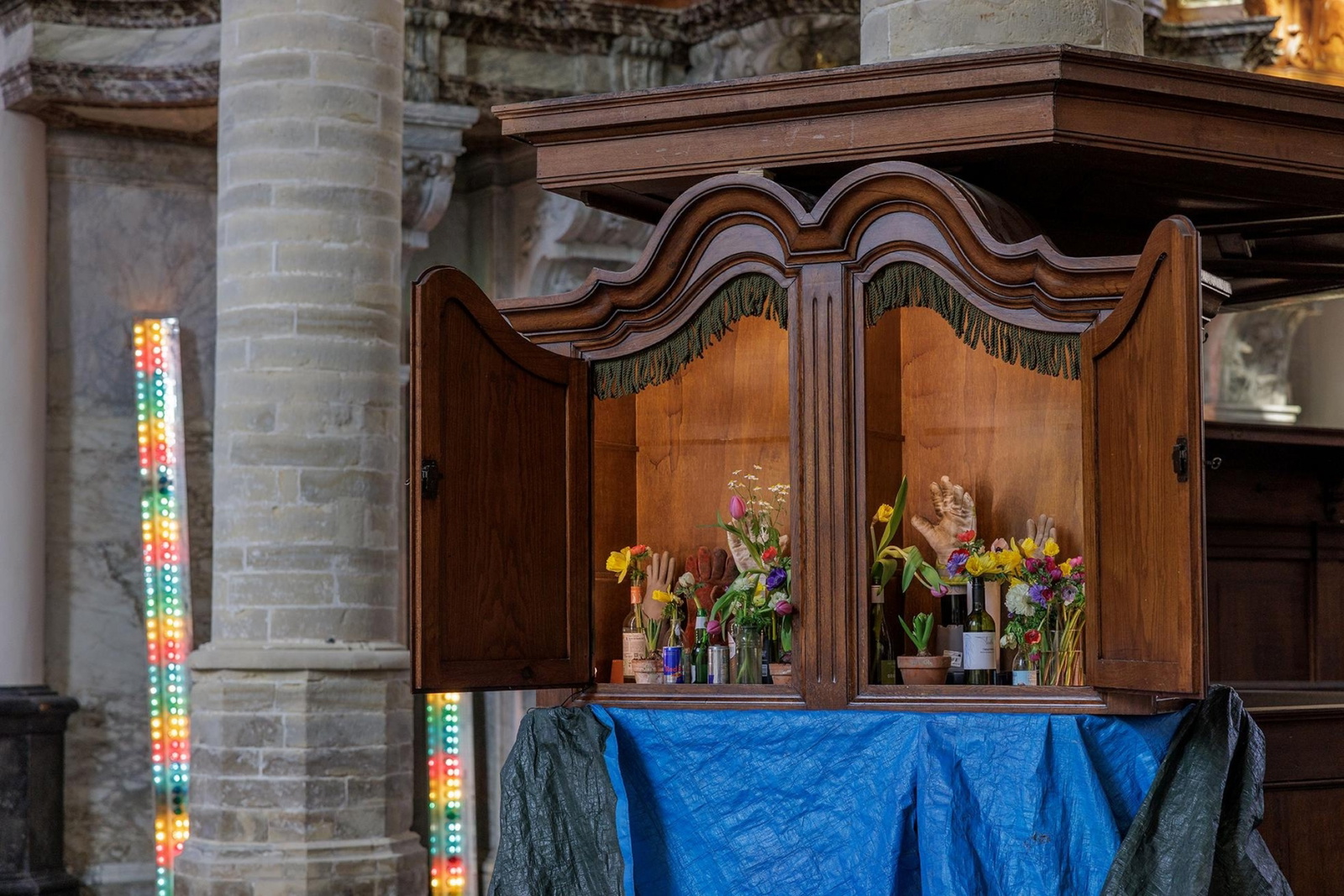 Jesse Darling: Godsworth tovert de Oude Kerk om met afval