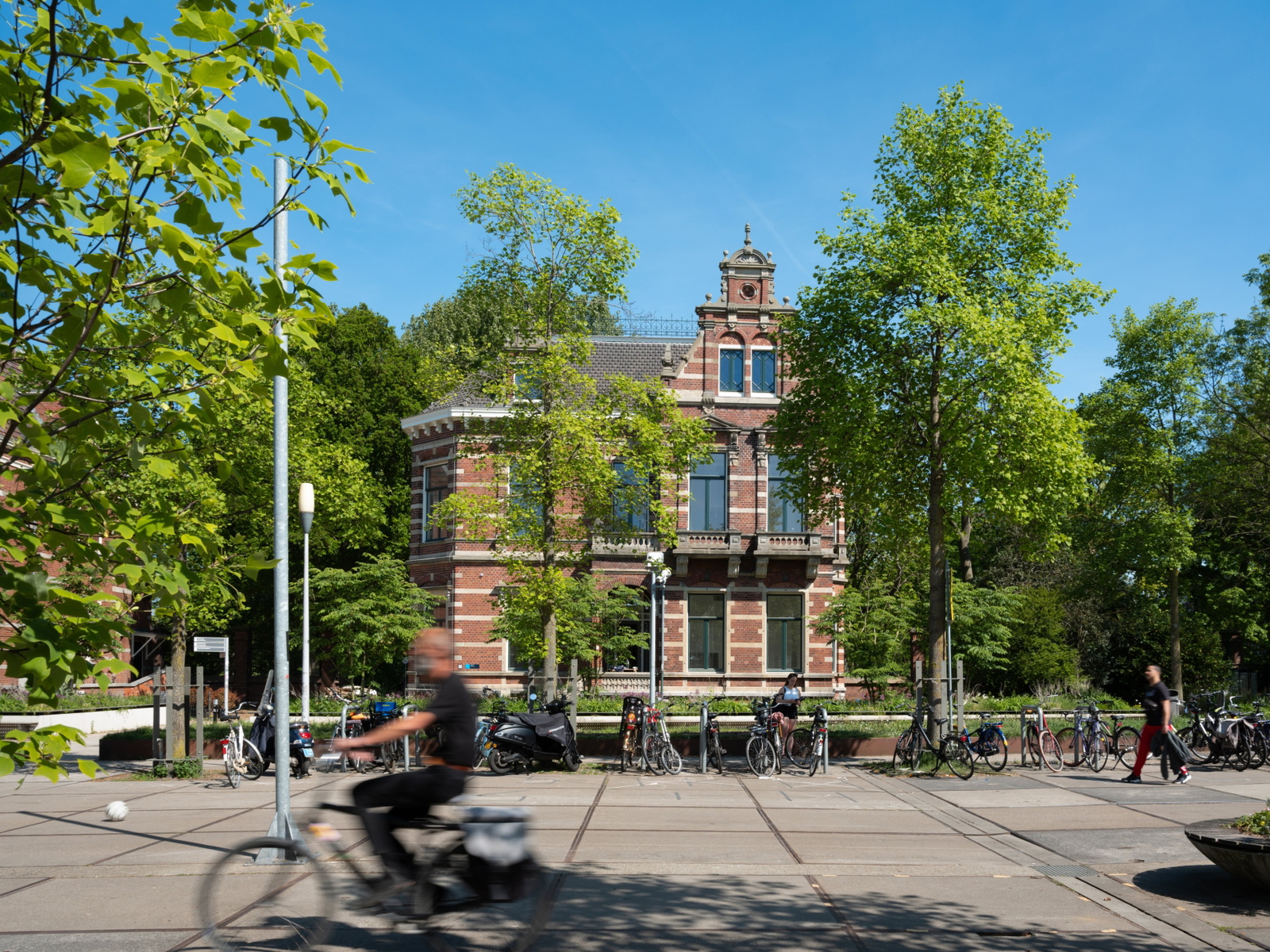 Villa_building_cyclist