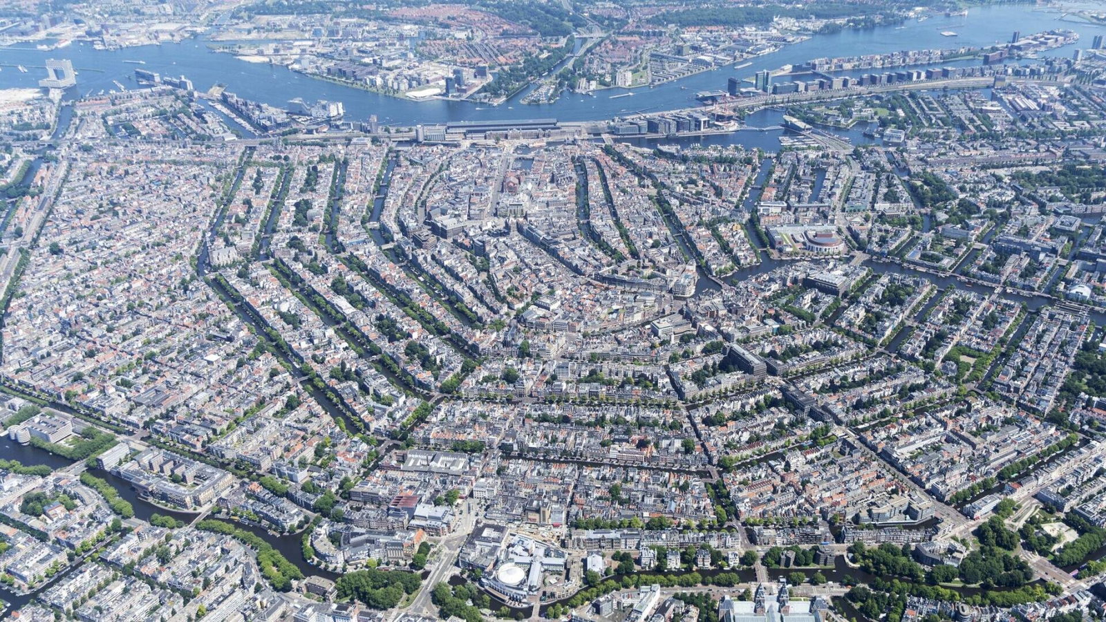 amsterdam-bijna-gesloopt-luchtfoto-tentoonstelling-binnen-grachtenmuseum