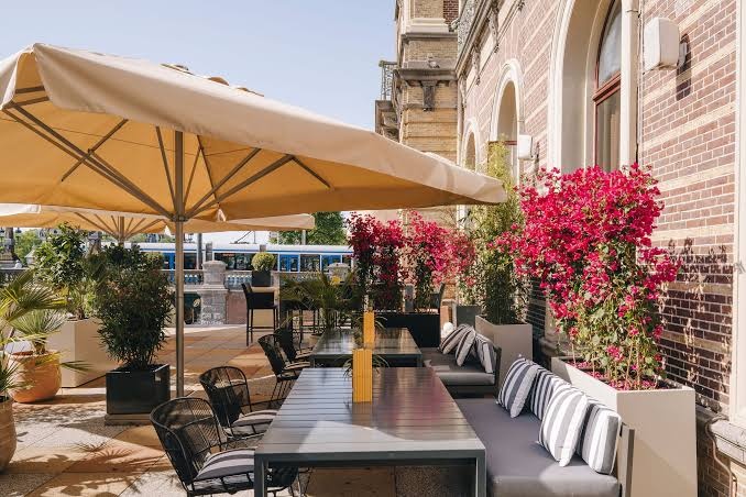 Bols Spritz Garden: spritzes en oesters aan de Amstel