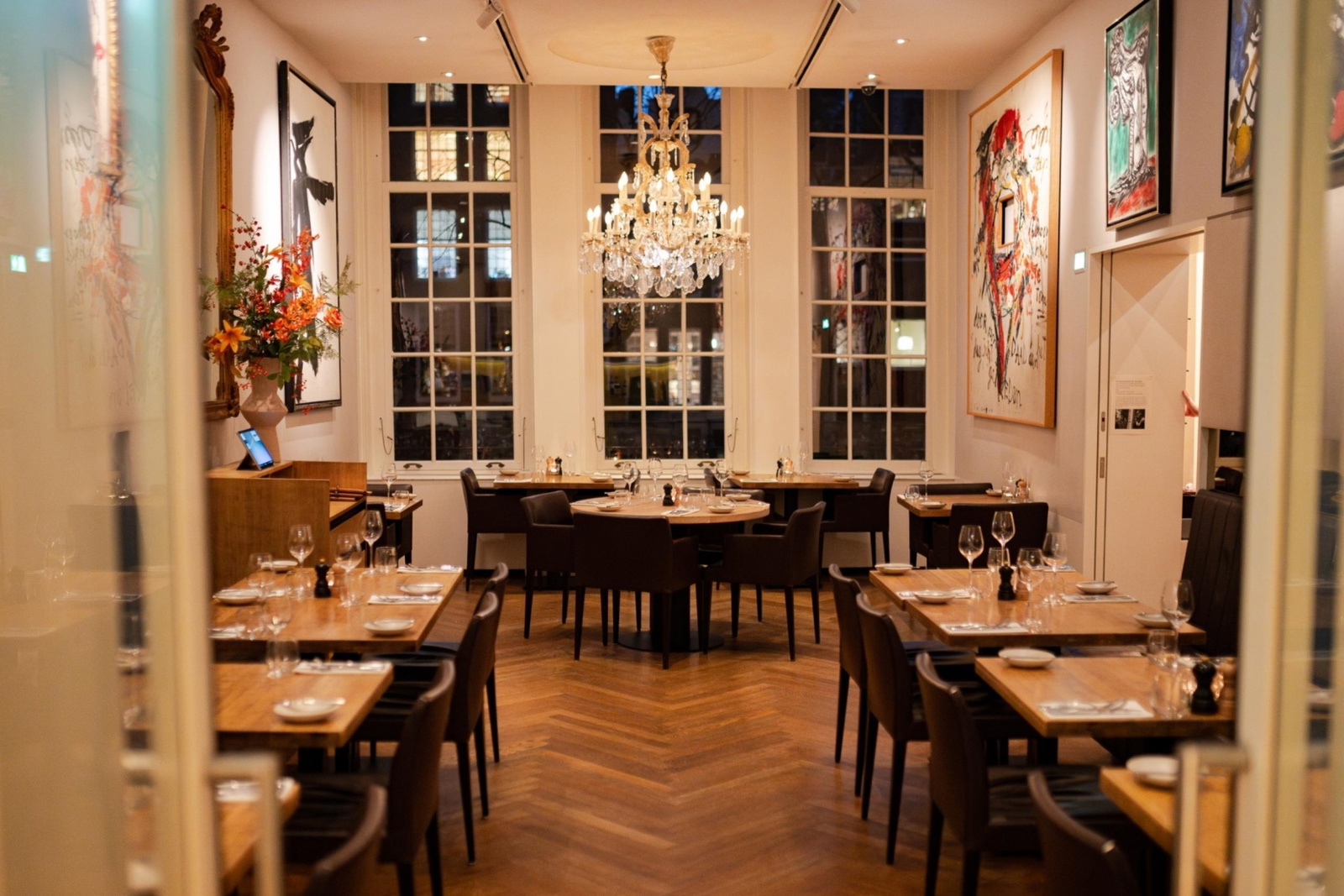Brasserie Ambassade: Frans eten tussen CoBrA kunst en 5.000 boeken