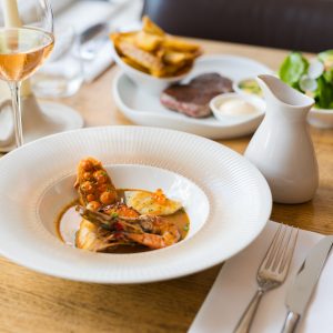 Brasserie Ambassade: Frans eten tussen CoBrA kunst en 5.000 boeken