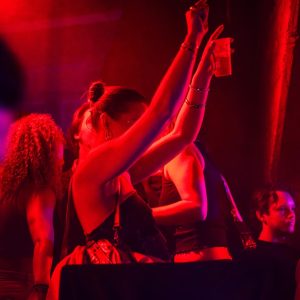 BRET bij Sloterdijk: Craftbier en biologisch eten overdag, club in het weekend