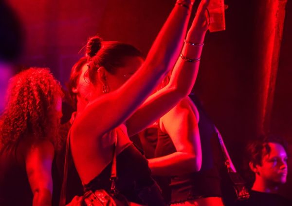 BRET bij Sloterdijk: Craftbier en biologisch eten overdag, club in het weekend