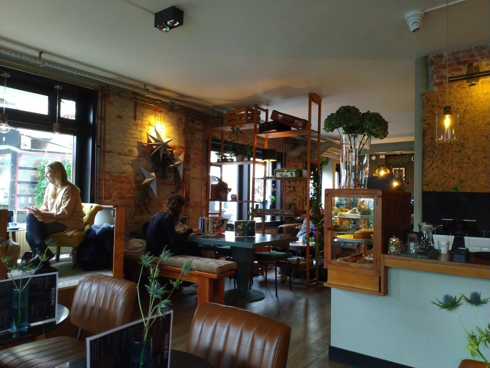 Broers: Relaxte koffiebar en buurtrestaurant
