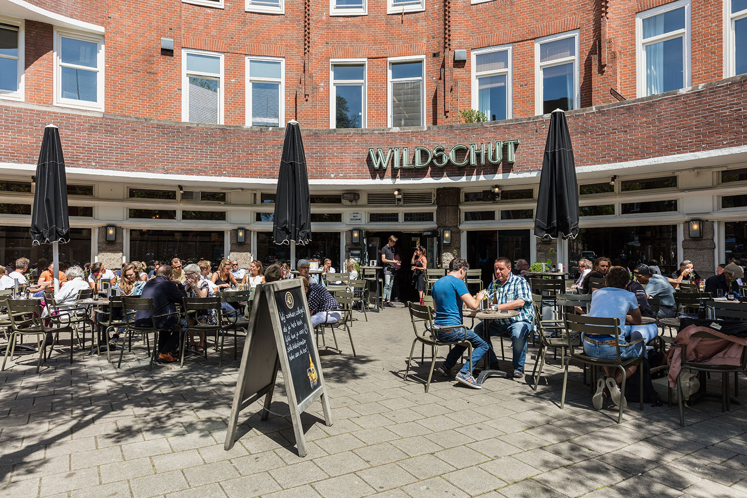 Café Wildschut: Een eeuwenoud grand café bij Roelof Hartplein