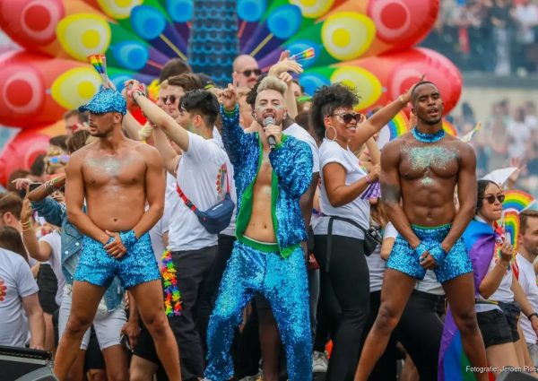 Canal Parade: kleurrijke LHBTQIA+ botenparade op de grachten