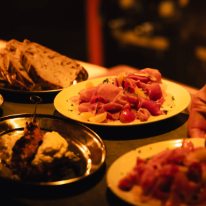 Dame aan de Kade: bar en restaurant met Mediterrane invloeden in De Pijp