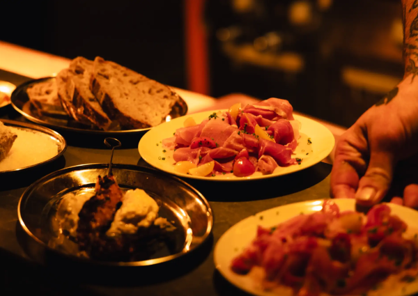 Dame aan de Kade: bar en restaurant met Mediterrane invloeden in De Pijp