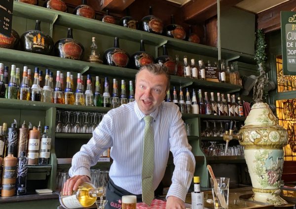 De Drie Fleschjes: Het oudste jeneverkroegje van de stad