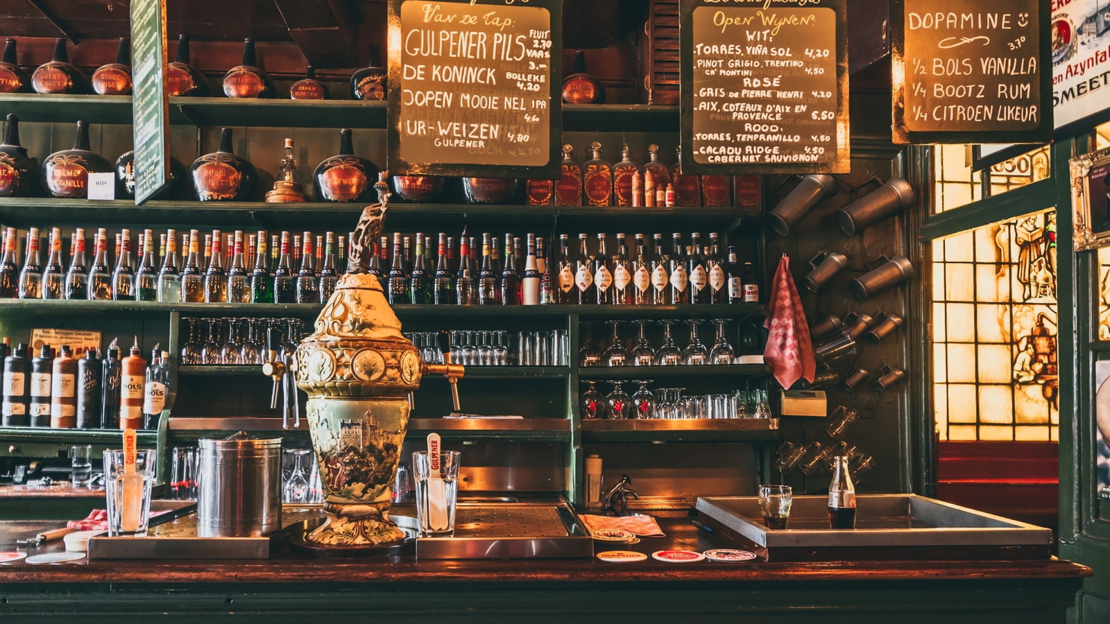 De Drie Fleschjes: Het oudste jeneverkroegje van de stad