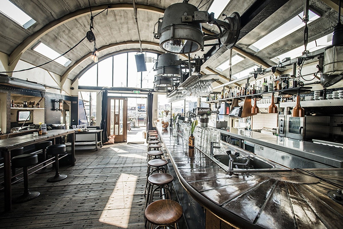 At Ferry you dine on a ferry in the Houthavens