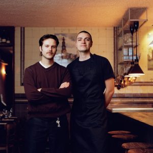 Kamer is een intiem shared dining eetcafe met natuurwijnen