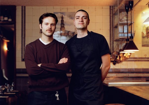 Kamer is een intiem shared dining eetcafe met natuurwijnen