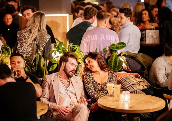 Karavaan, café en stadsoase met het zonnigste terras van West