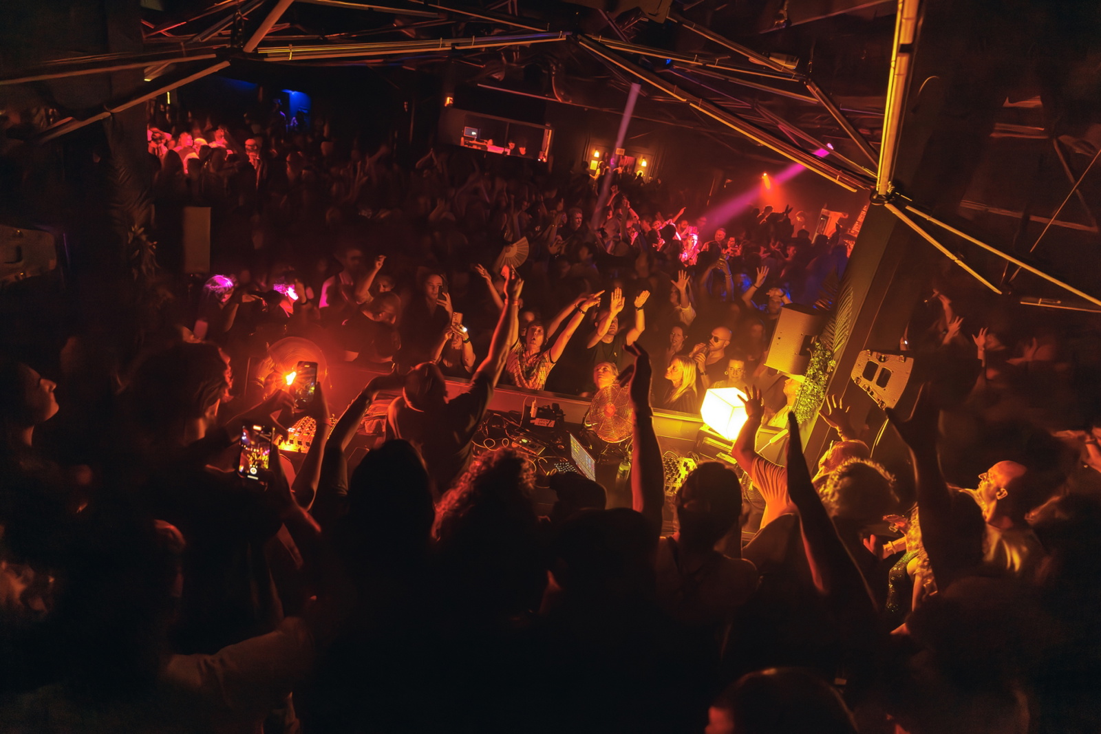 komm-schoner-alter-festival-dance-floor-amsterdam