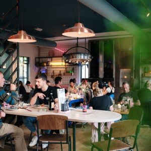 LAB111: Cult bioscoop en bar in een voormalig lijkenhuisje