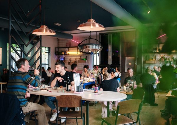 LAB111: Cult bioscoop en bar in een voormalig lijkenhuisje