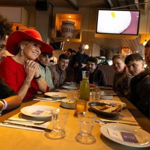 Benefietdiner De Langste Tafel op Oosterdok met 27 meter sushi
