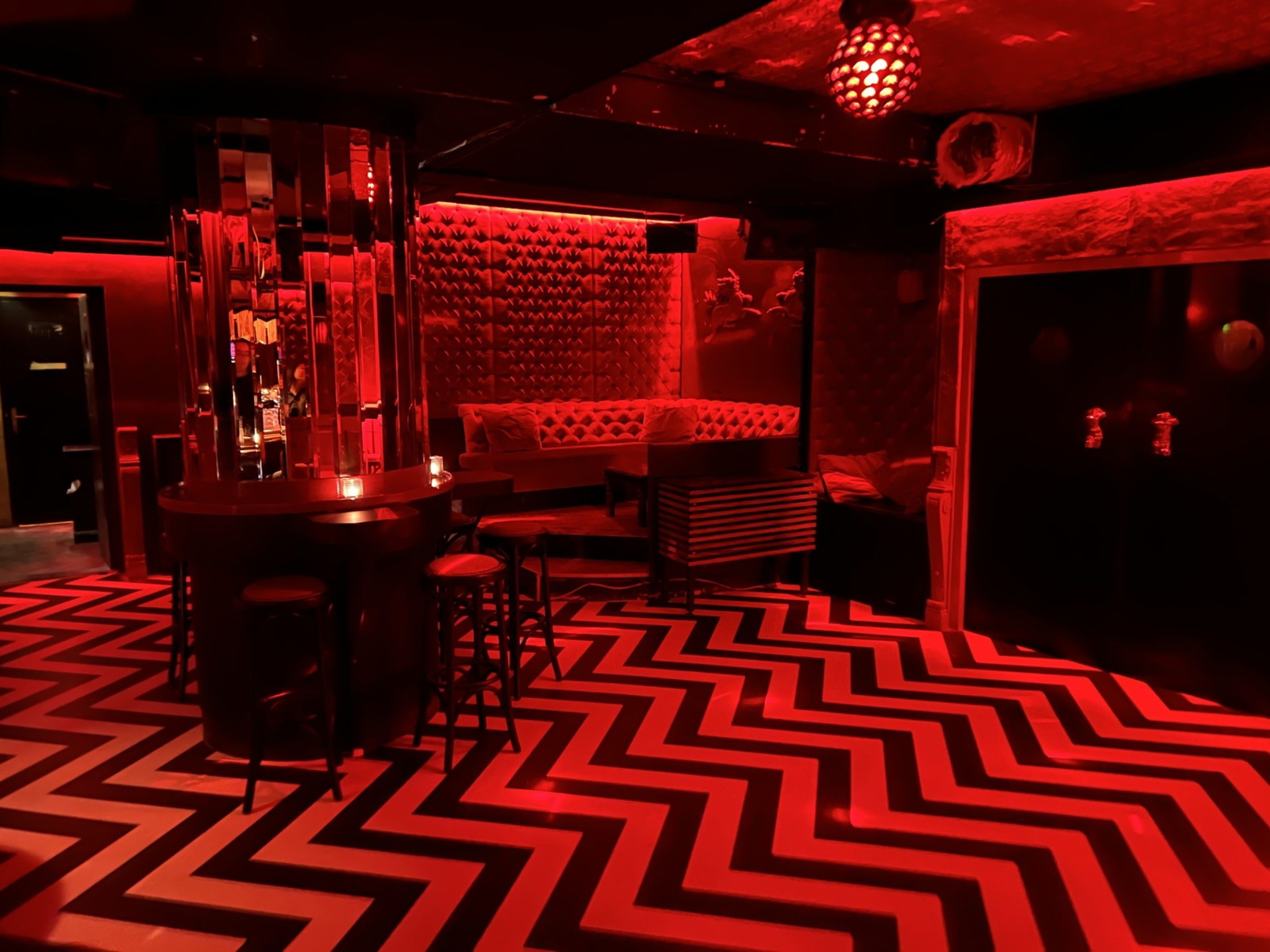 Nachbar: the intimate club that has kept the center going for years