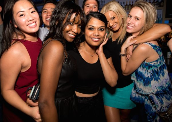 In Oosterbar dans je nachtleven in met cocktails en beats