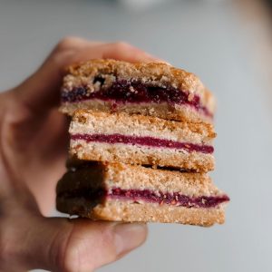 Omgeschoolde patissier bakt zoete traktaties in Oslo Bakery