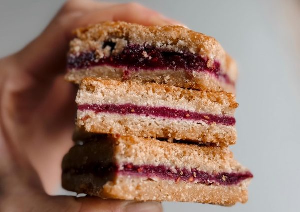 Omgeschoolde patissier bakt zoete traktaties in Oslo Bakery