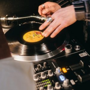 Overtone Bistro op de Overtoom: Eten met vinyl op de achtergrond