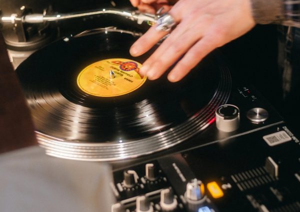 Overtone Bistro on the Overtoom: Dining with vinyl in the background