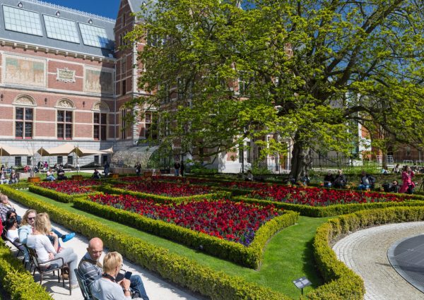 Rijksmuseum, skip de Eregalerij voor de rust in de tuin