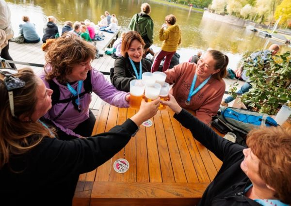StrandOranje bij Strandzuid: Oranje kijken aan het water