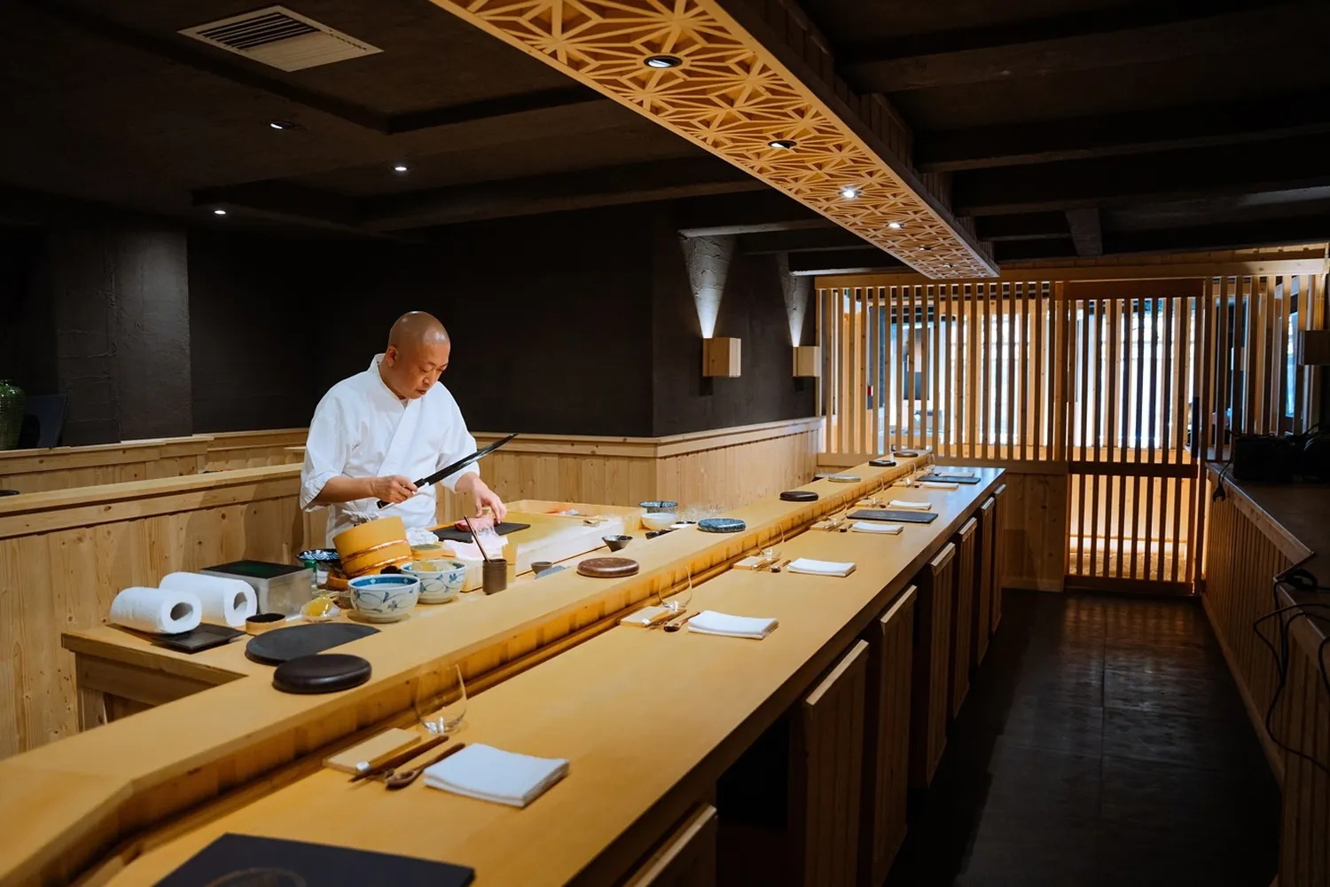 Sushi HANABi on Leidseplein: ten chairs, one chef