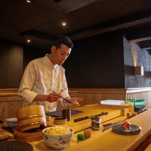 Sushi HANABi op het Leidseplein: tien stoelen, één chef