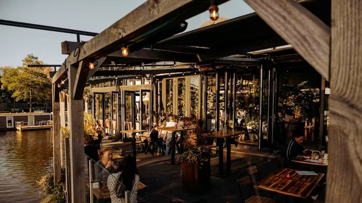 TÊTE aan het Zeeburgerpad: water, een molen en goed eten