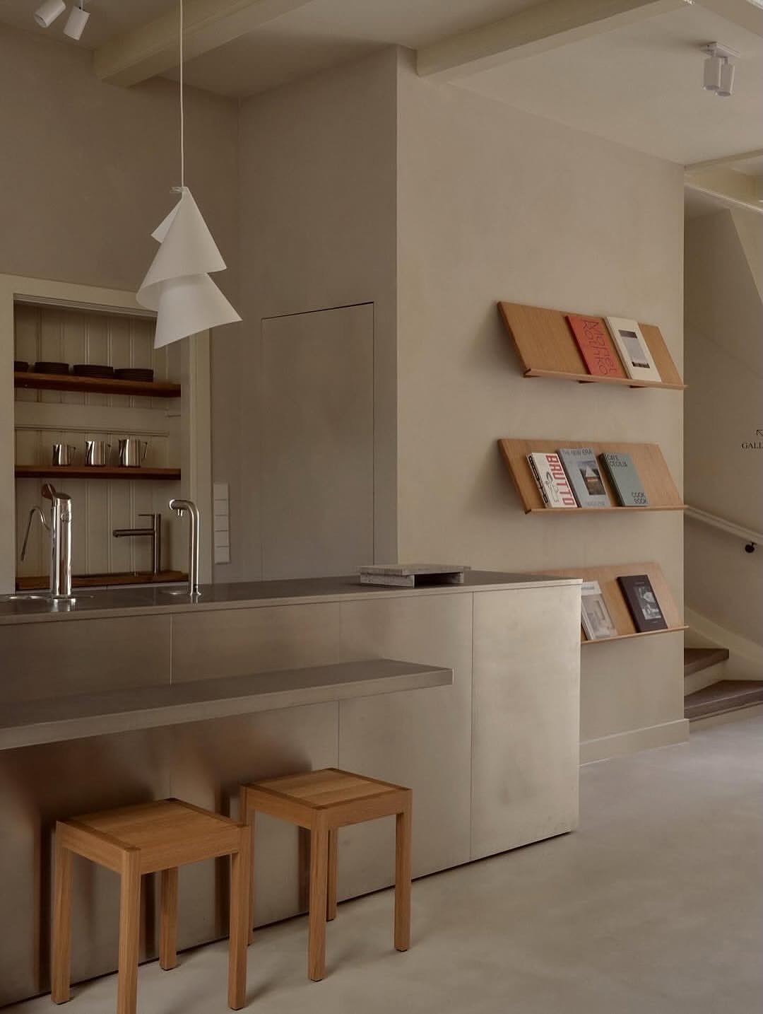 two-stories-schilderij-gallerij-binnen-amsterdam