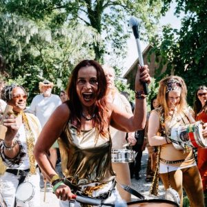 Vurige Tongen: Poëzie en muziek op eiland Ruigoord