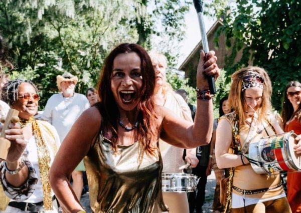 Vurige Tongen: Poëzie en muziek op eiland Ruigoord