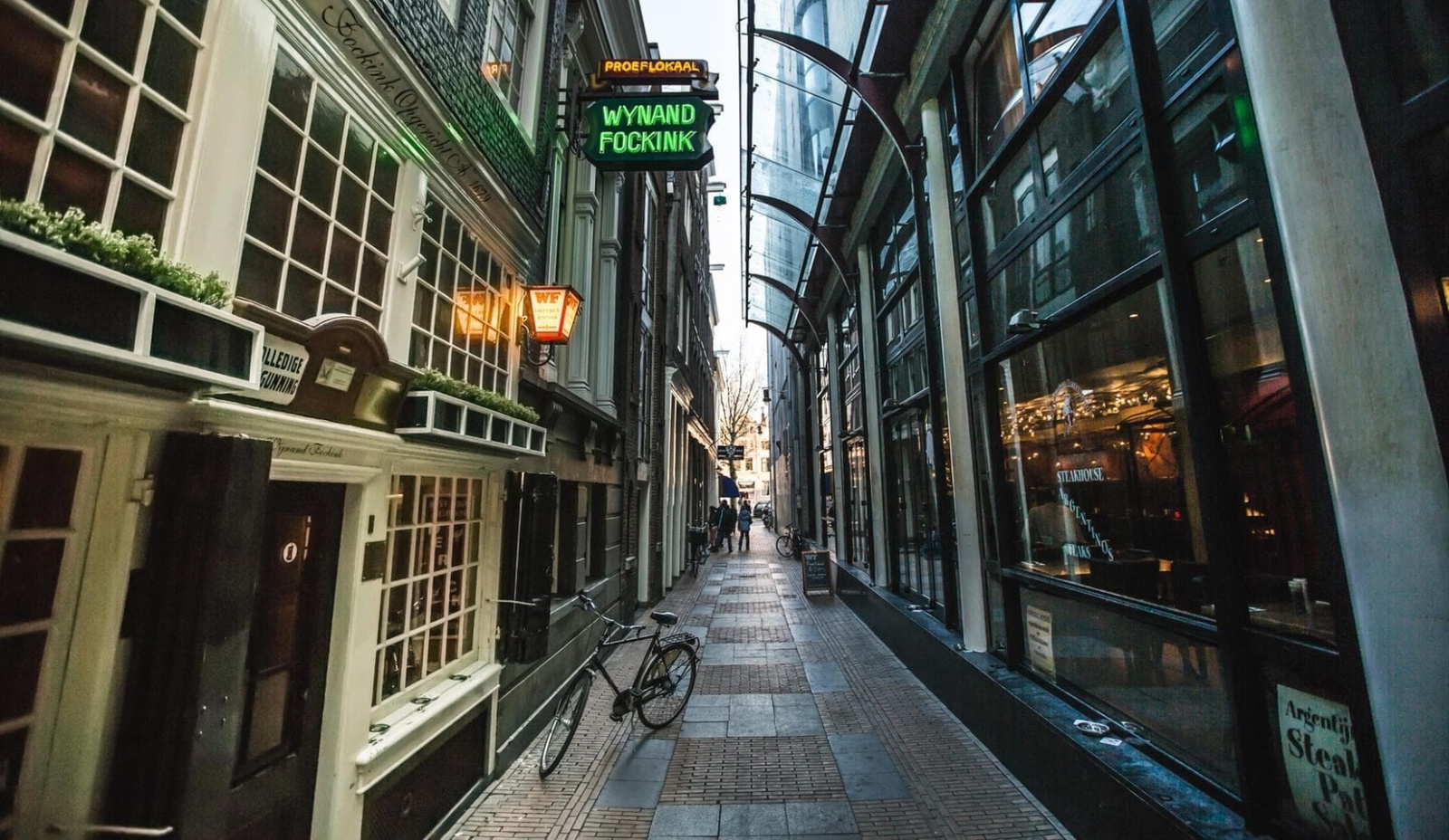 Wynand Fockink: jeneverproeven in een 17e-eeuws proeflokaal